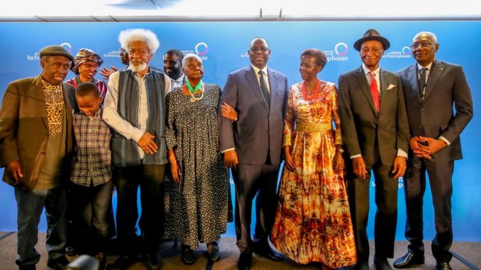 Une très belle photo de famille avec Président Macky Sall, Wole Soyinka, Mme Christiane Yande Diop, Djibril Tamsir Niane et la Sg de L’OIF