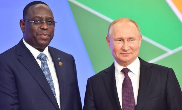 MACKY SALL SIGNE LE LIVRE D’OR DE « PRÉSENCE AFRICAINE »