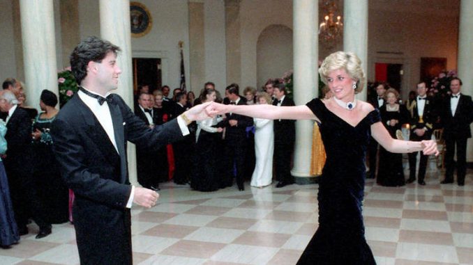 Diana : sa légendaire robe noire « Travolta » mise aux enchères entre 300 et 400 000 euros