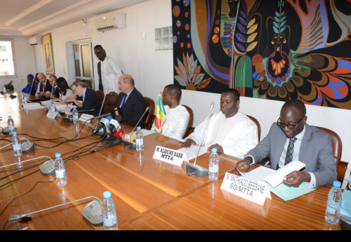 Réhabilitation des aéroports régionaux: le Sénégal signe un accord d’un montant de 37 milliards FCFA avec la République Tchèque