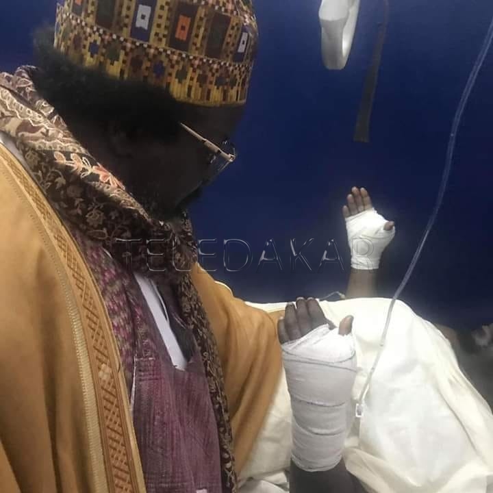 Photos exclusive : l’imam de la grande mosquée de medina baye cheikh Ahmed tidiani Cissé a rendu visite au père de l’américain toujours en soin