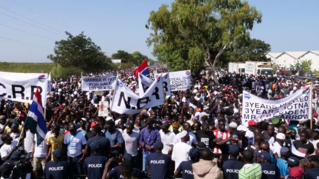 Gambie : une manifestation pour le départ du président Barrow fait 3 morts