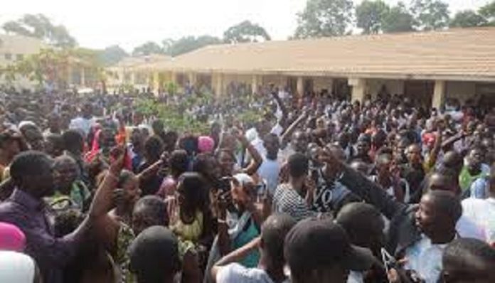 AFFRONTEMENTS ENTRE ETUDIANTS ET POLICIERS L'UNIVERSITÉ ASSANE SECK ZIGUINCHOR. BILAN: quatre étudiants blessés, dont un souffre de traumatisme facial