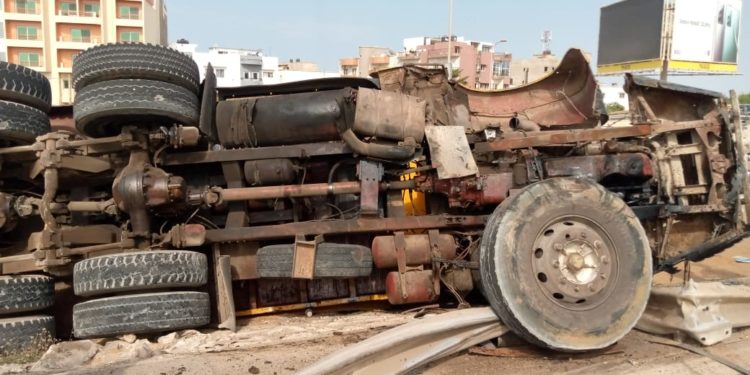 Echangeur Foire : Un camion dérape, percute un motocycliste et se renverse