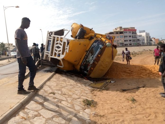 Echangeur Foire : Un camion dérape, percute un motocycliste et se renverse