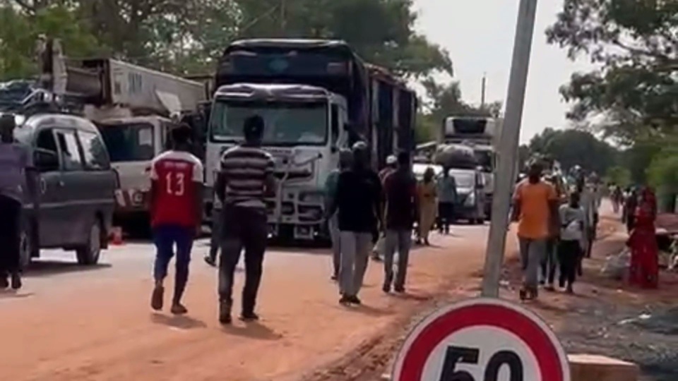 ​FÊTE  DE TABASKI : UN EMBOUTEILLAGE MONSTRE PARALYSE L'AXE TOBOR-ZIGUINCHOR 