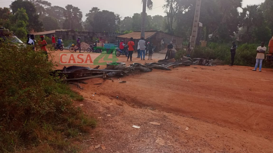 ZIGUINCHOR : EXCÉDÉS PAR LES LENTEURS, LES JEUNES DE KANTÈNE BLOQUENT LA RN4