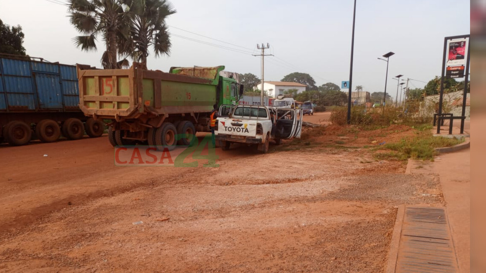 ZIGUINCHOR : EXCÉDÉS PAR LES LENTEURS, LES JEUNES DE KANTÈNE BLOQUENT LA RN4