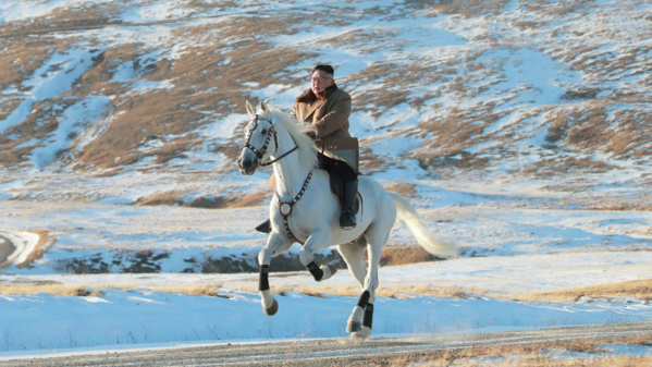 Kim Jong-un et son cheval blanc, une image forte en symboles