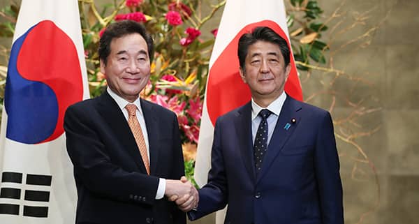 Poignée de mains entre Lee et Abe, sommet Moon/Abe en tractation : Vers un dégel de la tension diplomatique entre la Corée du Sud et le Japon