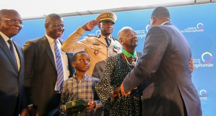 Mme Christiane Yande Diop veuve de feu Alioune Diop élevée au grade de Commandeur dans l’ordre national du Lion à l’occasion des 70 ans de Présence Africaine