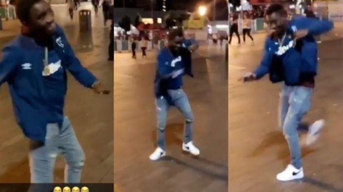 Incroyable – Les pas de danse endiablés de Wally Seck dans les rues de Paris.