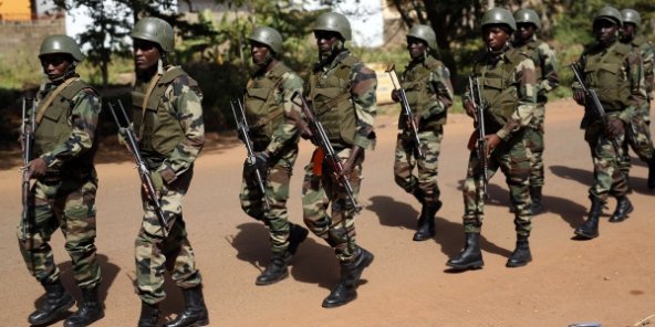 Mali : des milliers de personnes ont manifesté leur soutien à l’armée à Bamako