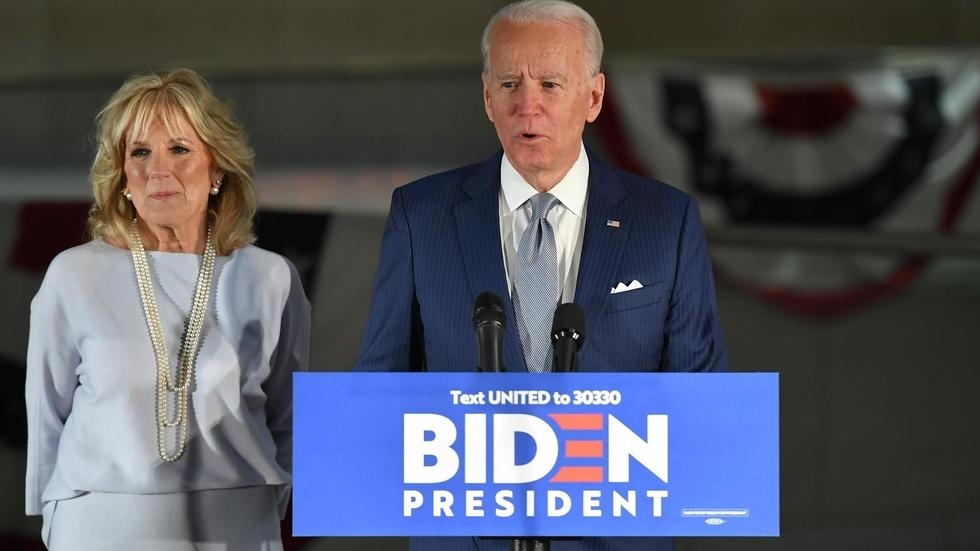 Primaires démocrates: Biden prend une avance déterminante sur Sanders et lui tend la main