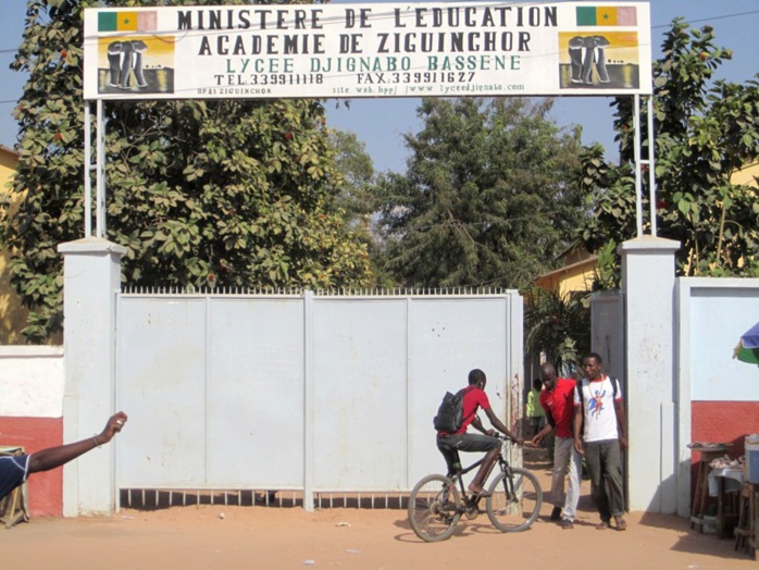 ZIGUINCHOR : Enseignants et élèves se conforment à la suspension des cours.