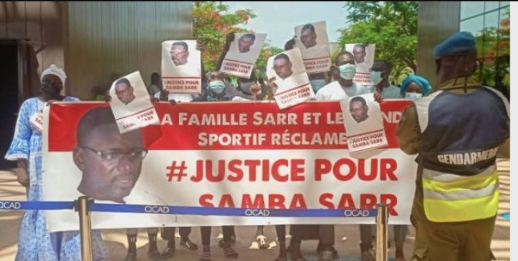 AG LFA: des jeunes huent Abdoulaye Sow et réclament justice pour Samba Sarr