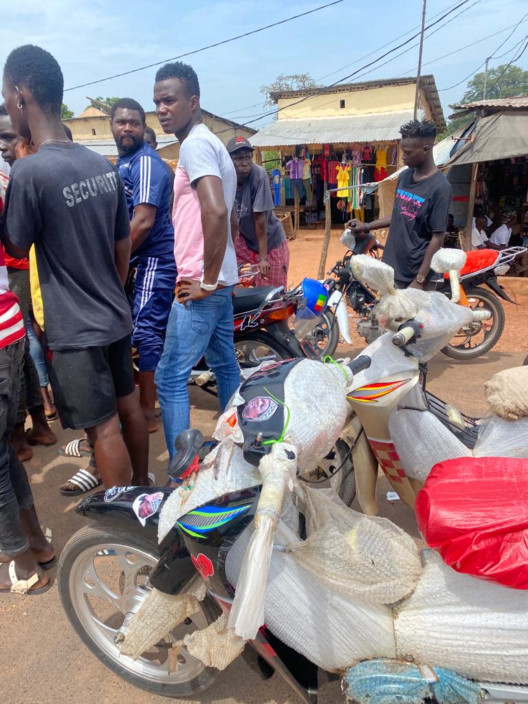 ADEANE: DOUDOU KA  OFFRE DES MOTOS JAKARTA AUX JEUNES