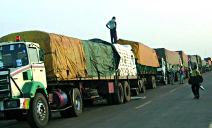 BLOCAGE  DES CAMIONS  À ZIGUINCHOR : LES TRANSPORTEURS DÉNONCENT UNE SITUATION ALARMANTE 