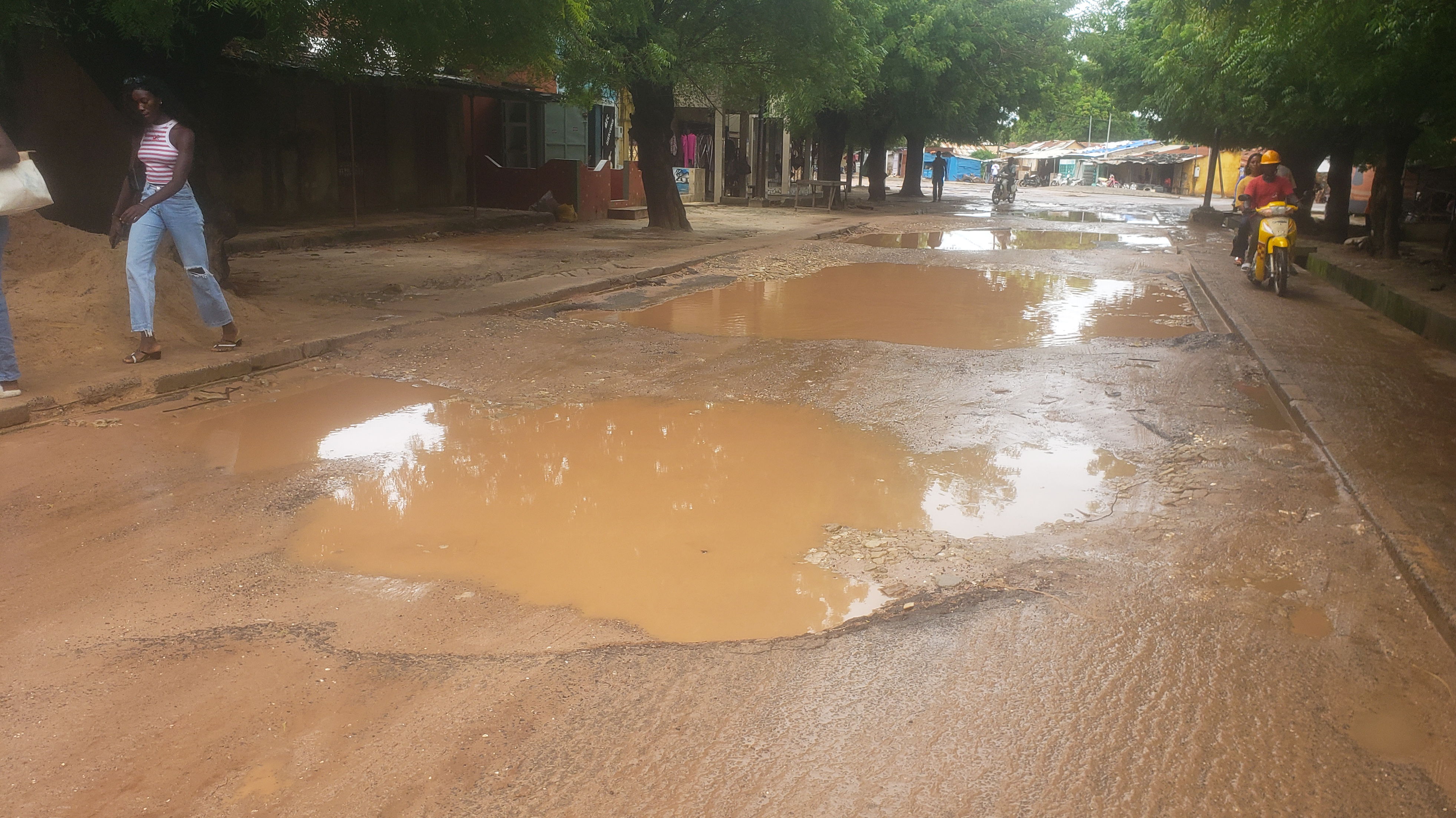 ZIGUINCHOR À L'ÉPREUVE DES ROUTES : QUAND L'ÉTAT DES VOIES DOUBLE LE COÛT DE LA VIE 