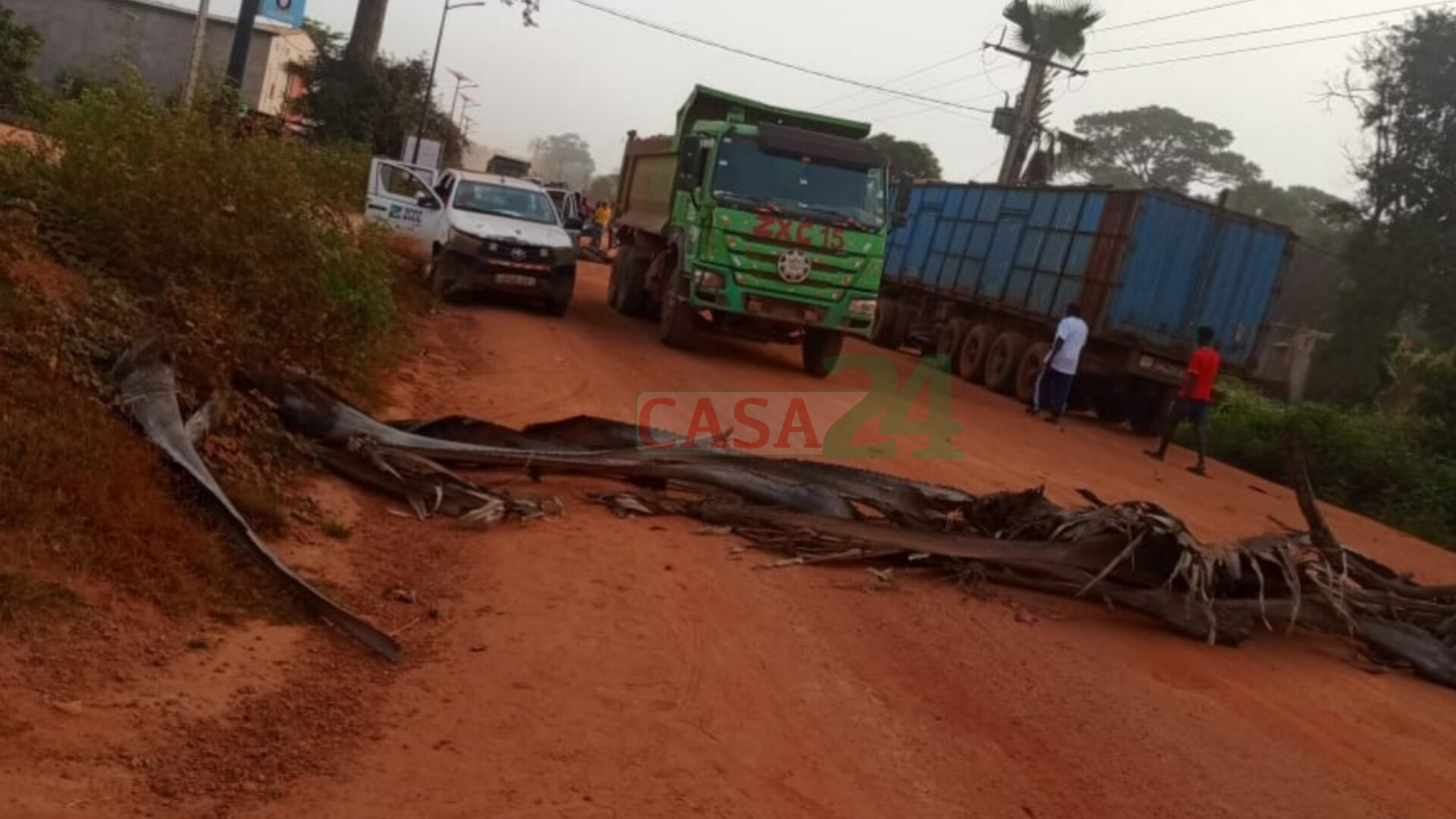 ZIGUINCHOR : EXCÉDÉS PAR LES LENTEURS, LES JEUNES DE KANTÈNE BLOQUENT LA RN4