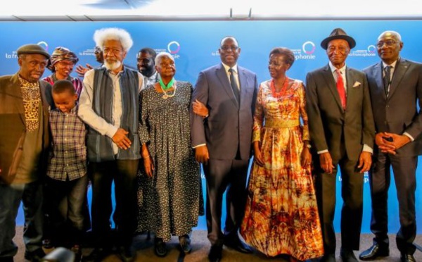 Une très belle photo de famille avec Président Macky Sall, Wole Soyinka, Mme Christiane Yande Diop, Djibril Tamsir Niane et la Sg de L’OIF