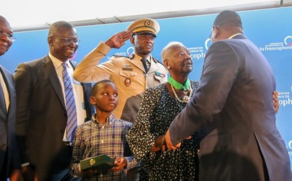 Mme Christiane Yande Diop veuve de feu Alioune Diop élevée au grade de Commandeur dans l’ordre national du Lion à l’occasion des 70 ans de Présence Africaine