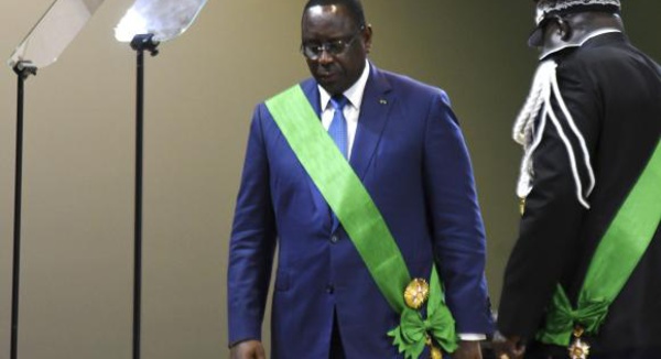 Macky Sall briguera un troisième mandat : la Constitution le lui permet. Il aurait bien aimé y renoncer sauf que…