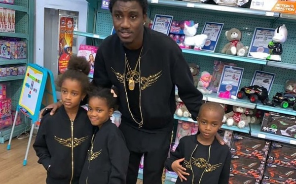 PHOTOS - Wally Seck en toute complicité avec ses enfants à Paris