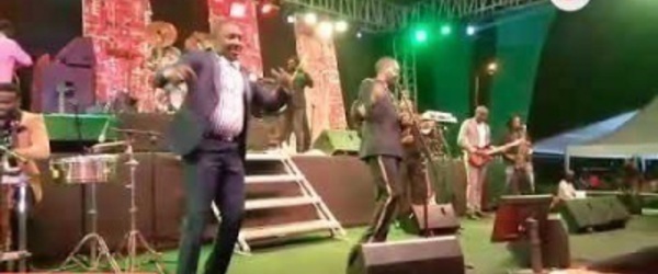 Soirée de l’armée : Youssou Ndour fait danser les jambars