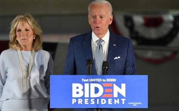 Primaires démocrates: Biden prend une avance déterminante sur Sanders et lui tend la main