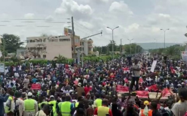 Mali : Les manifestants dans la cour de la télévision publique