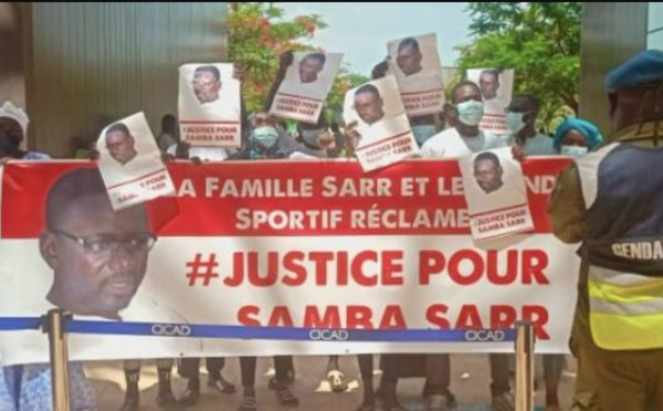 AG LFA: des jeunes huent Abdoulaye Sow et réclament justice pour Samba Sarr