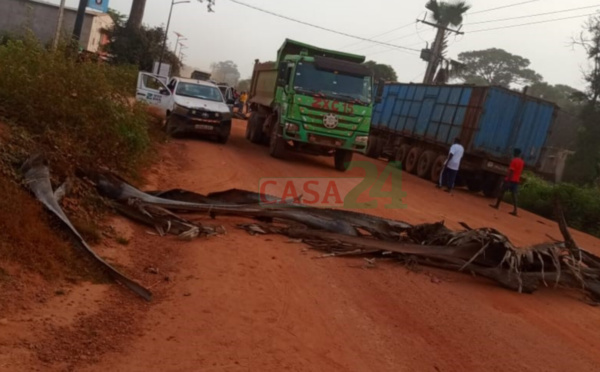 ZIGUINCHOR : EXCÉDÉS PAR LES LENTEURS, LES JEUNES DE KANTÈNE BLOQUENT LA RN4